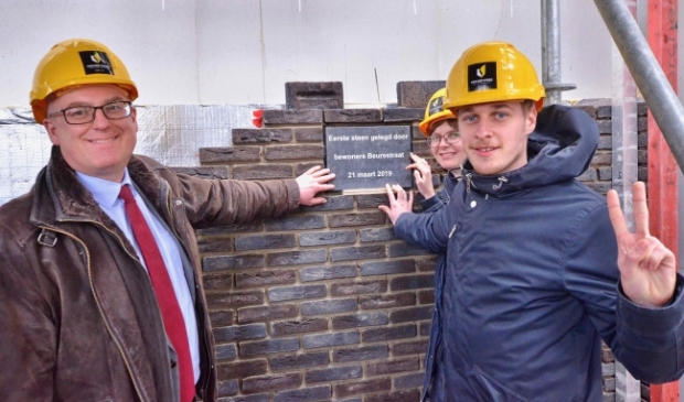 <p>Wethouder Peter van Bergen (links) bij een woningbouwproject.</p>
