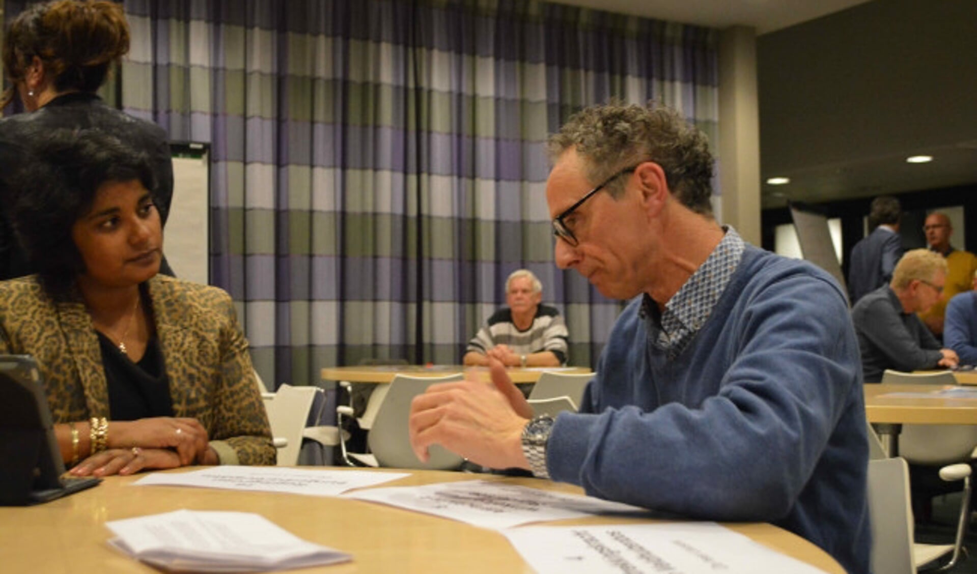  Jan Leusink (rechts) bespreekt zijn plannen met wethouder Irene Korting.
