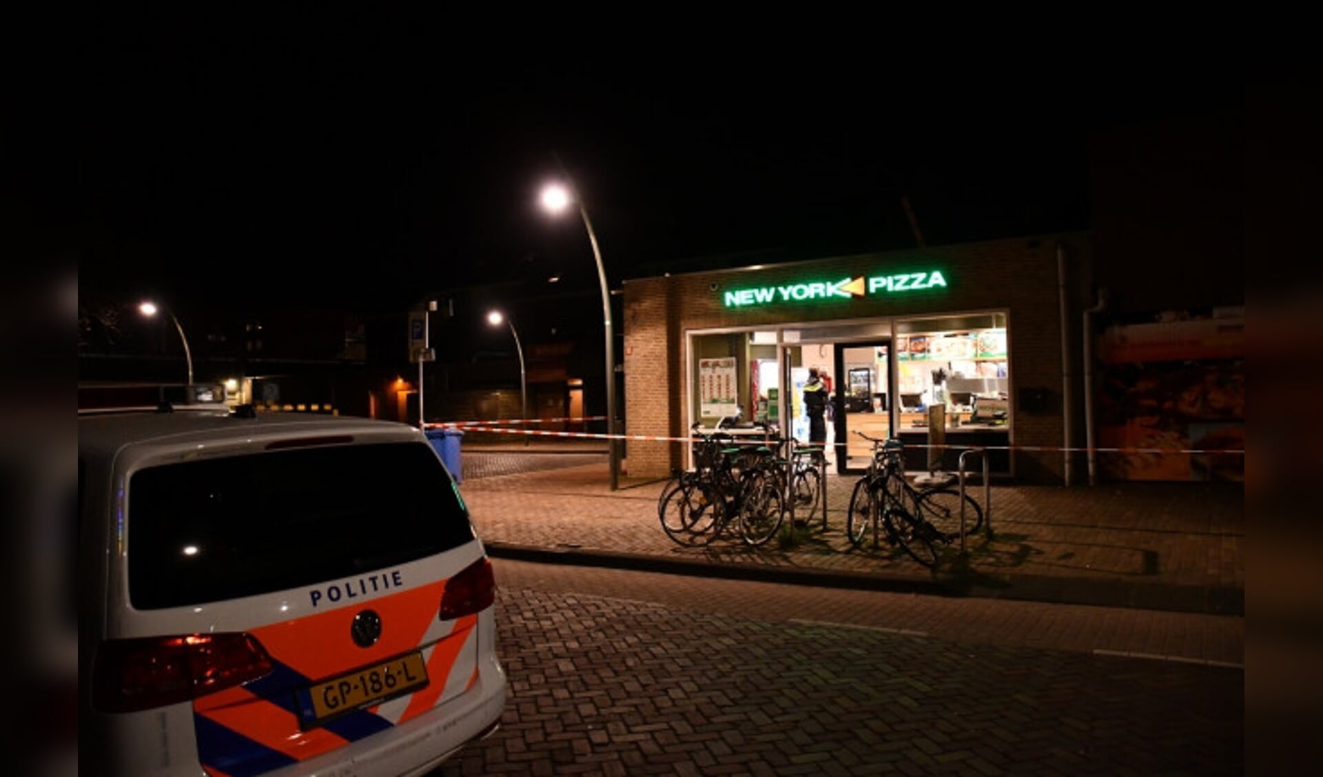  Politie bij New York Pizza in Dronten.