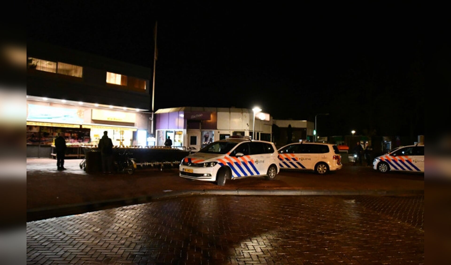  Veel politie bij winkelcentrum inDronten-zuid