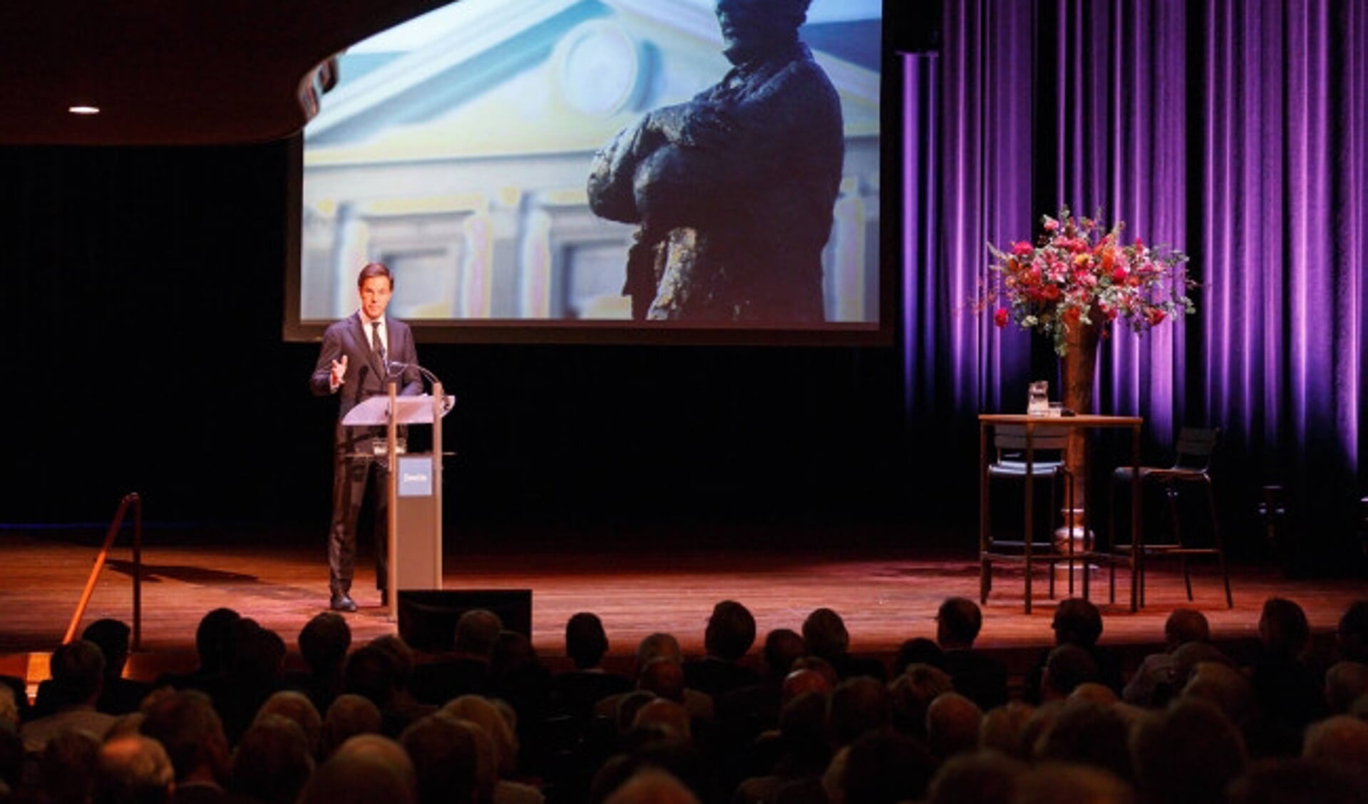  In Schouwburg Odeon in Zwolle heeft Minister-president Rutte de vijftiende Thorbeckelezing gehouden.
De lezing  met als titel ‘De minister-president: een aanbouw aan het huis van Thorbecke’ wordt gevolgd door een debat onder leiding van dr. Jan Drentje.

