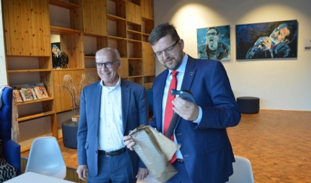 Wethouder Siepel kreeg bij de ondertekening van de overeenkomst voor het gemeentehuis een hamer van aannemer Dick Verhoeven.