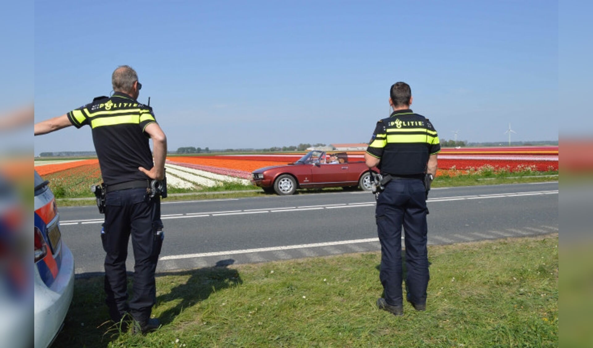  Politie bij de tulpenvelden langs de Elburgerweg.