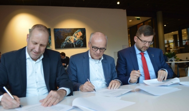<p>Ewout Berkhof (Lomans), Dick Verhoeven (Bramer) en Roelof Siepel (gemeente) bij de start van het project.</p>