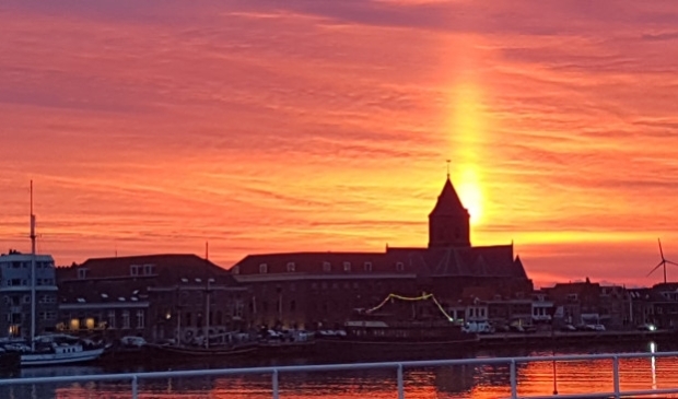 <p>De buitenkerk bij zonsondergang.</p>