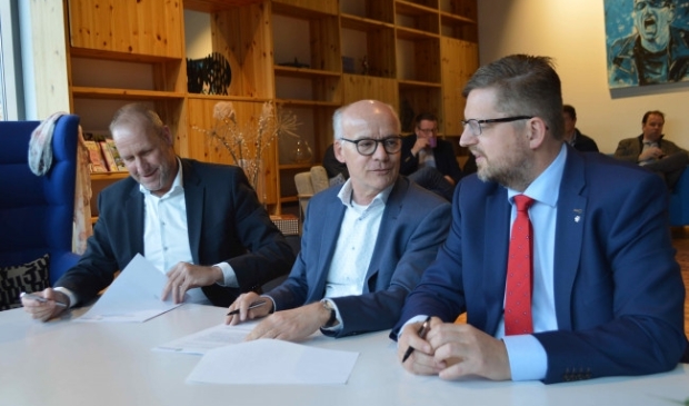 <p>Wethouder Siepel (rechts) met de aannemers van het gemeentehuis.</p>