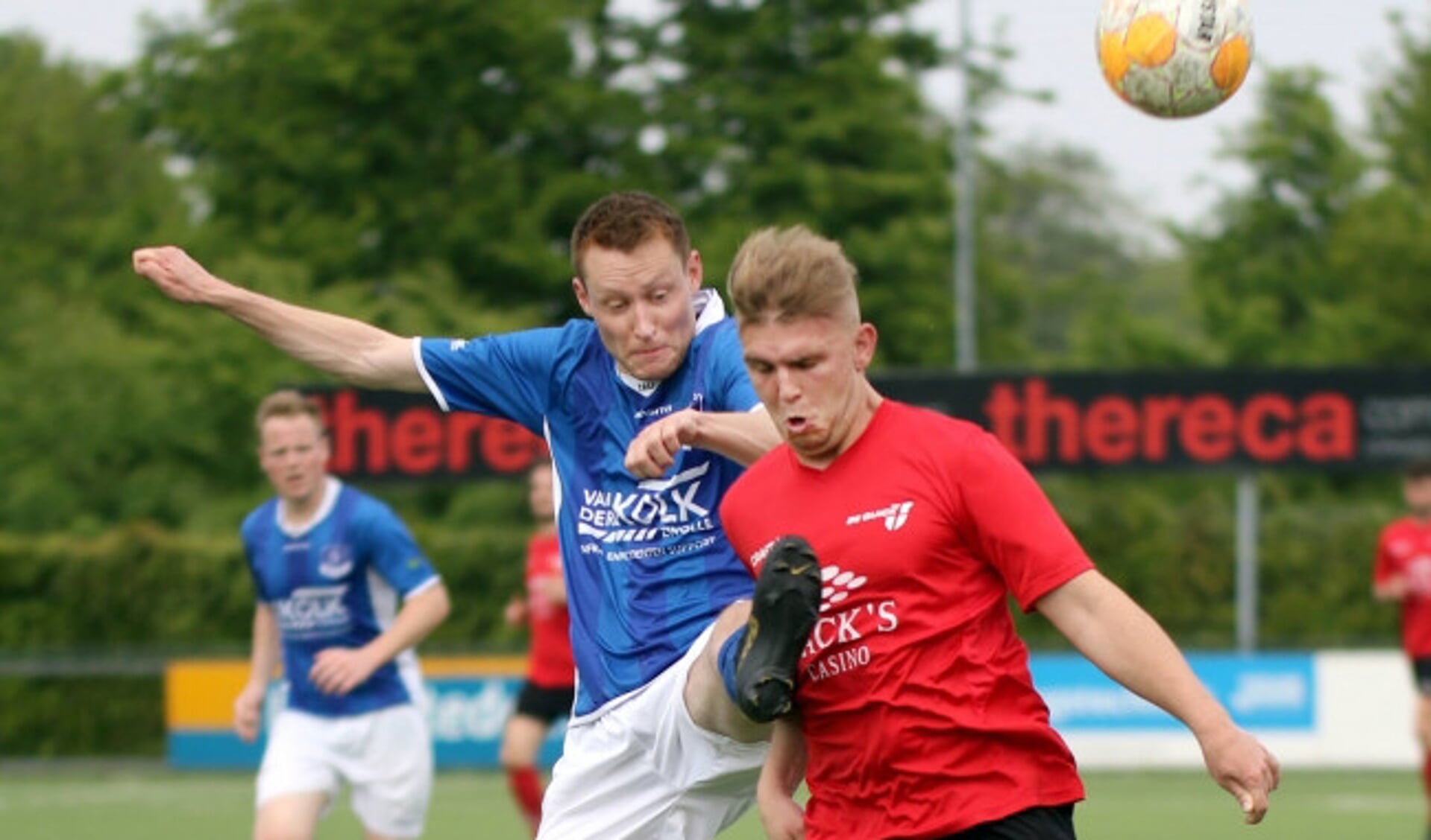  WVF-middenvelder Ruben Meijer en Be Quick-aanvaller Cas Duiker (rechts)