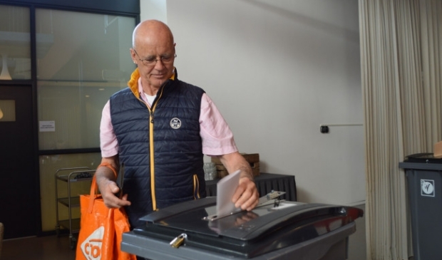 Eén van de stemmers in De Meerpaal.