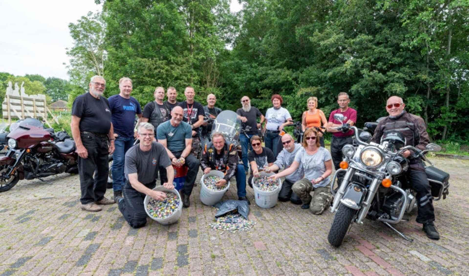  Leden van de Zwolse Harley Davidsonclub brengen een grote hoeveelheid ingezamelde bierdoppen naar Sven de Boer. De inzamelactie is voor de aanschaf van een rolstoelbus.
