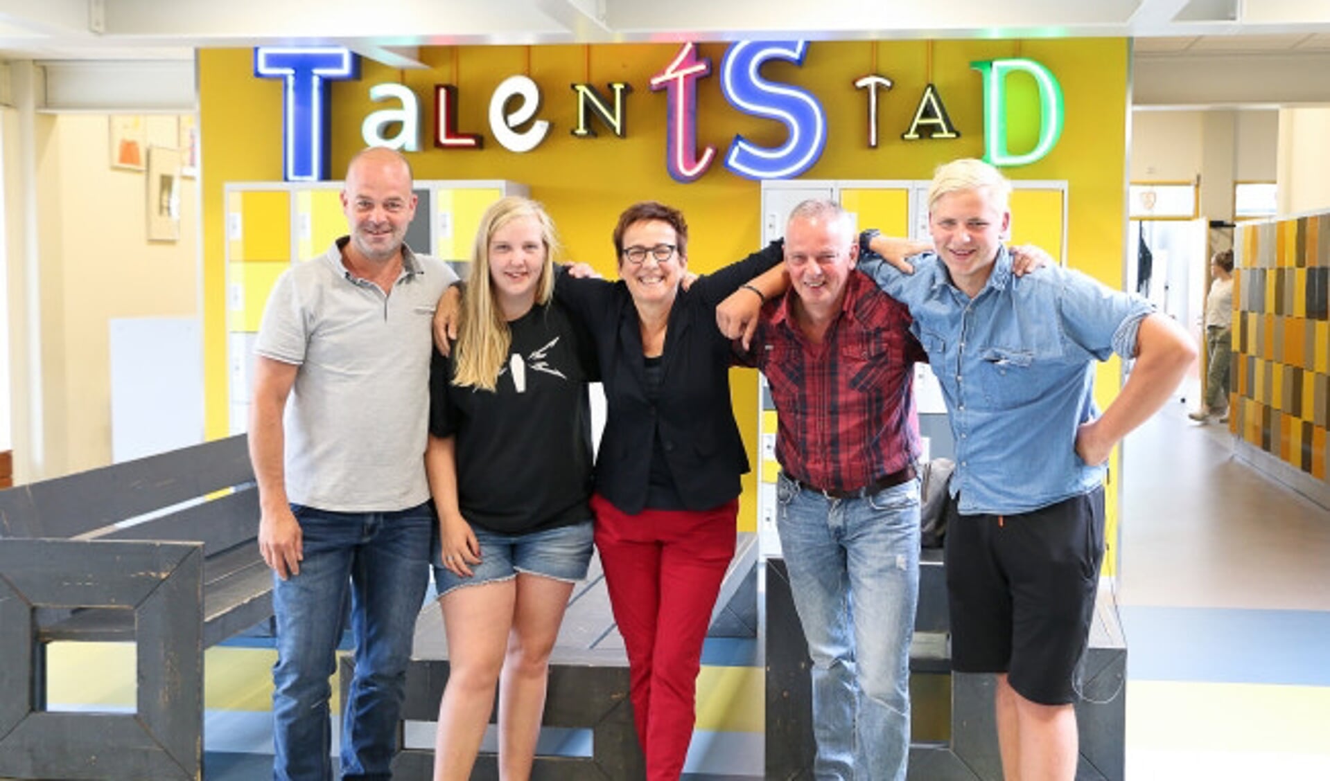  Leerlingen TalentStad Praktijkonderwijs Rilana van der Veen en Leroy Mud met hun begeleiders (van links naar rechts) Bram Vermeer