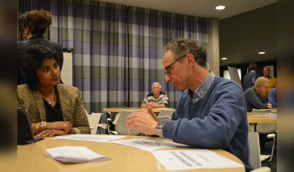  Jan Leusink (rechts) bespreekt zijn plannen met wethouder Irene Korting.