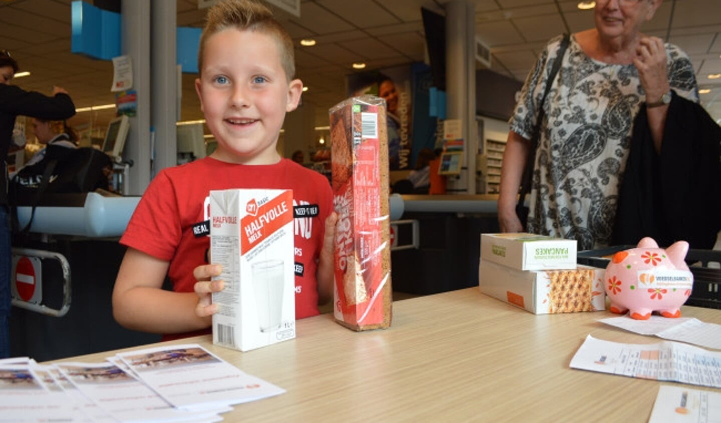  Een jonge klant levert artikelen in bij Voedselbank Dronten.