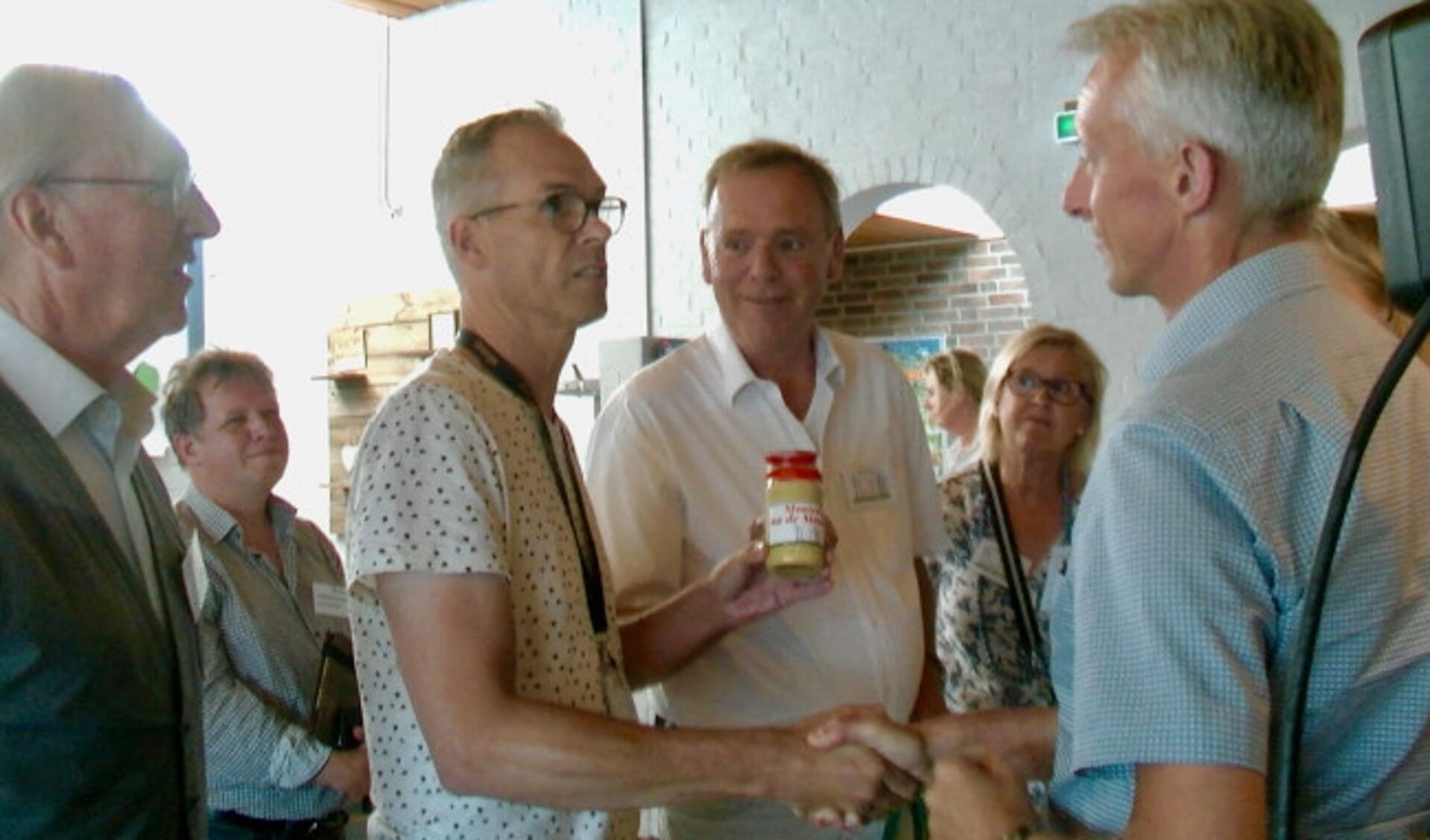  Ap de Boer (links) overhandigt 'mosterd na de maaltijd' aan de gemeente Dronten.