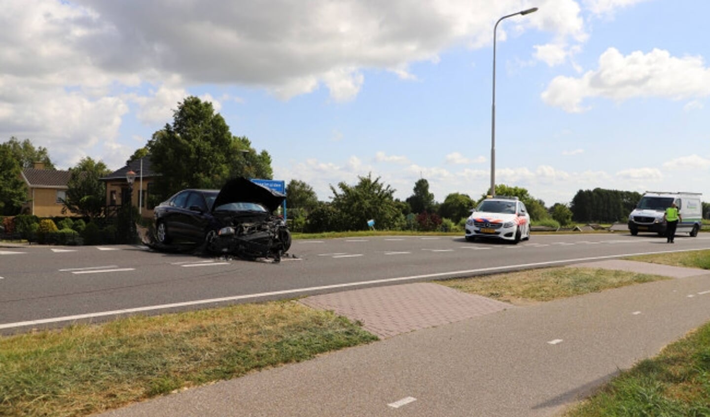  IJsselmuiden - Op de kruising van de Grafhorsterweg en de Dorpsweg in IJsselmuiden heeft dinsdagmiddag 9 juli een aanrijding tussen twee voertuigen plaatsgevonden. Bij het ongeval zijn geen personen gewond geraakt wel is de schade aan de voertuigen fors. 