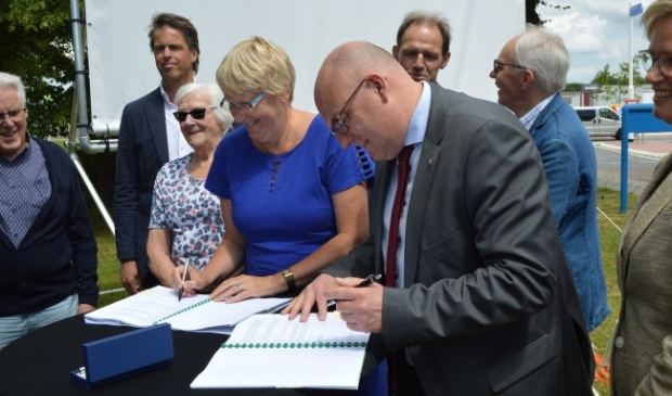 <p>Toenmalig OFW-directeur Truus Sweringa en wethouder Peter van Bergen tekenden in 2019 de overeenkomst voor het MFC.</p>