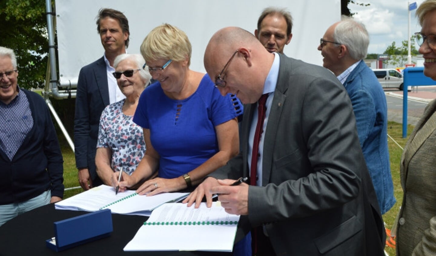 Toenmalig OFW-directeur Truus Sweringa en wethouder Peter van Bergen tekenden in 2019 de overeenkomst voor het MFC.