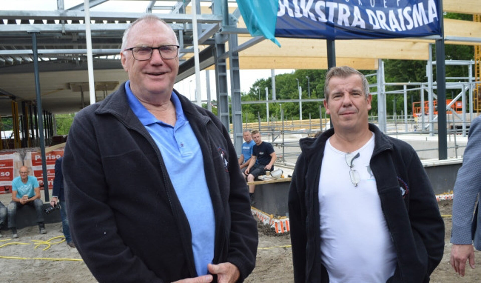  Jos Brouwer en Marcel Nieman van Fun Diving bij het zwembad-in-aanbouw.