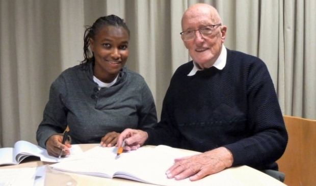 <p>Jamilla Jalloh en haar taalcoach Kees Moezelaar.</p>