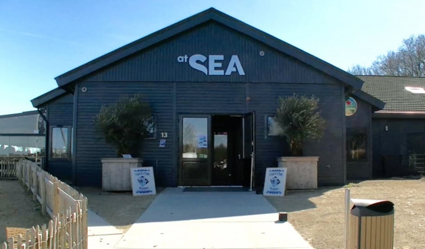 Strandpaviljoen At Sea aan de Drontermeerdijk.