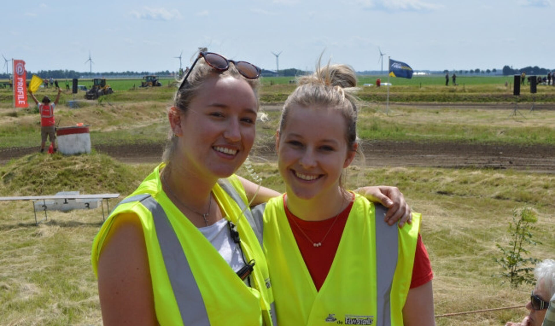  Demi en Britt Deurloo als EHBO’ers bij de autocross in Biddinghuizen.