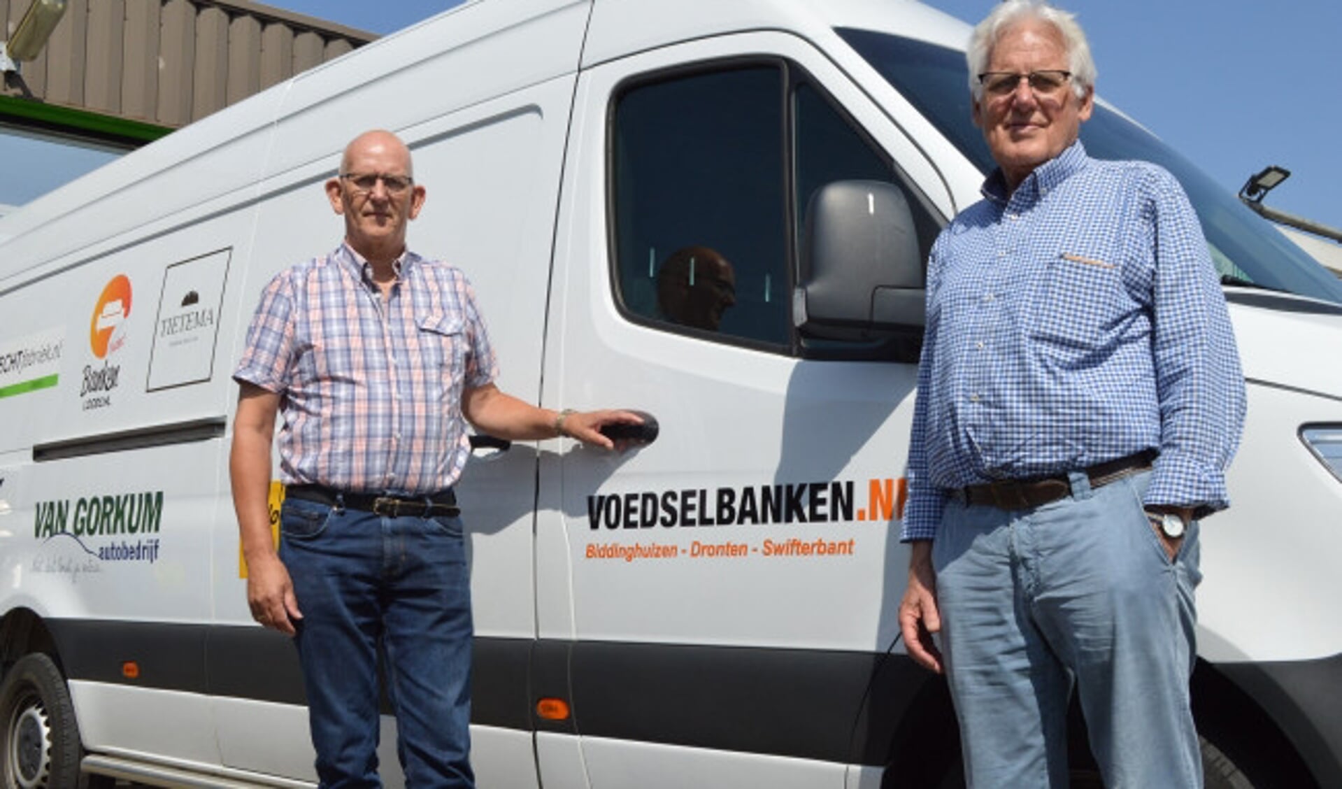  Jan Groenendijk en Frits Rutgers bij de bus van Voedselbank Dronten.