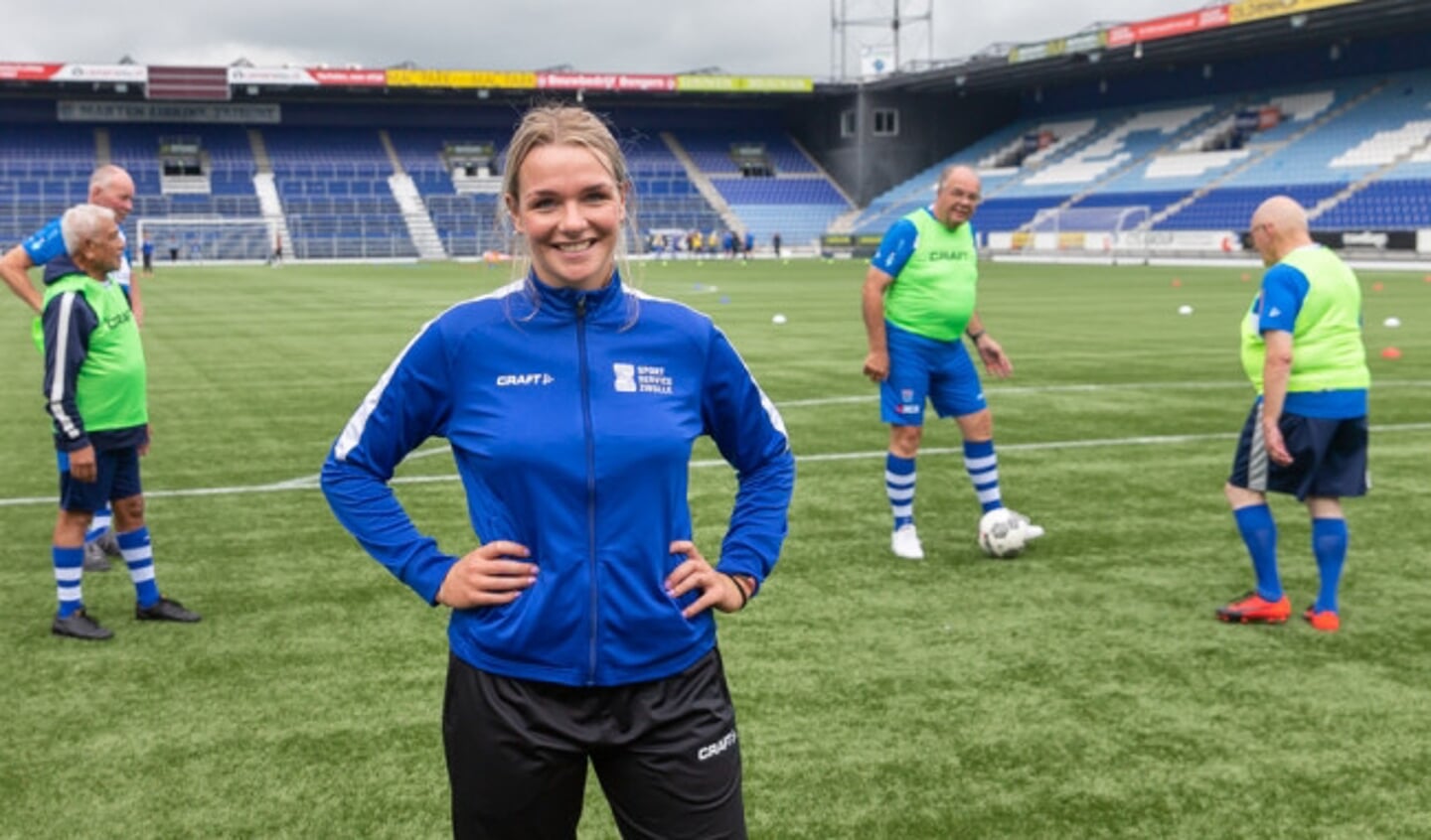  Linda de Graaff begeleidt namens SportService Zwolle Walking Football bij WVF