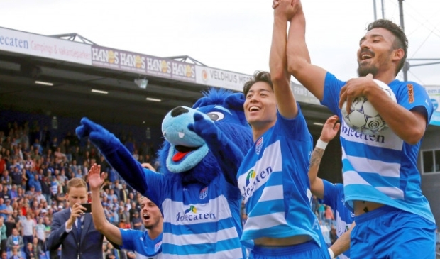 <p>Reza (rechts) scoorde eerder vier keer voor PEC Zwolle. Hier bij zijn debuut aan het begin van vorig seizoen tegen RKC Waalwijk. </p>