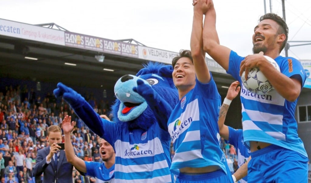 Reza (rechts) scoorde eerder vier keer voor PEC Zwolle. Hier bij zijn debuut aan het begin van vorig seizoen tegen RKC Waalwijk. 