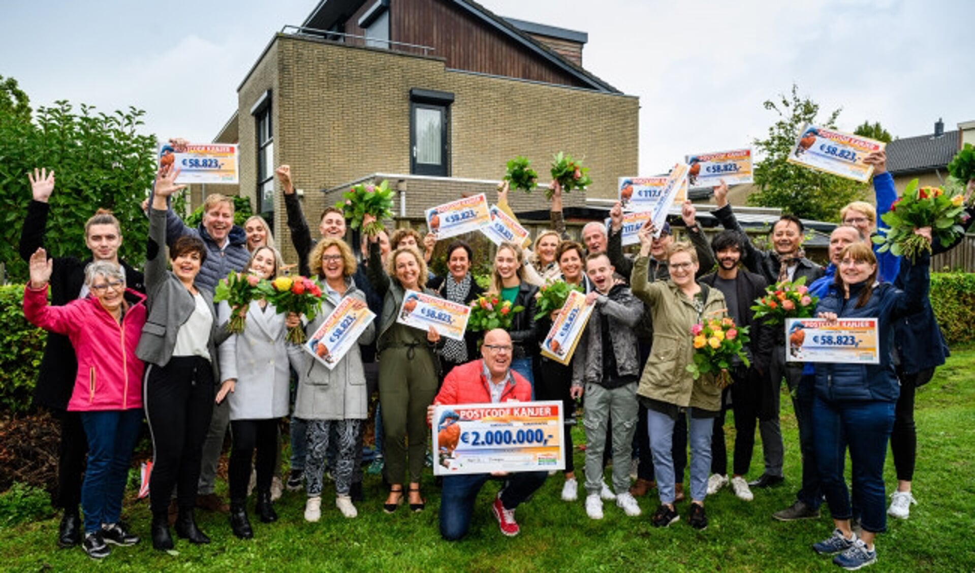  Inwoners Kampen worden door Postcode Loterij-ambassadeur Gaston Starreveld verrast met de 2 Miljoenprijs.