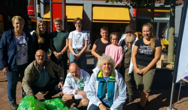 <p>Vrijwilligers van een vorige actie in Dronten tijdens wereldschoonmaakdag.</p>
