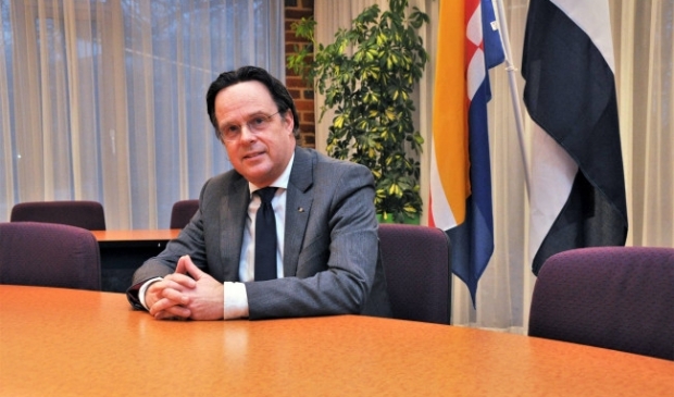 <p>Een archieffoto van burgemeester Bilder in de raadszaal.</p>