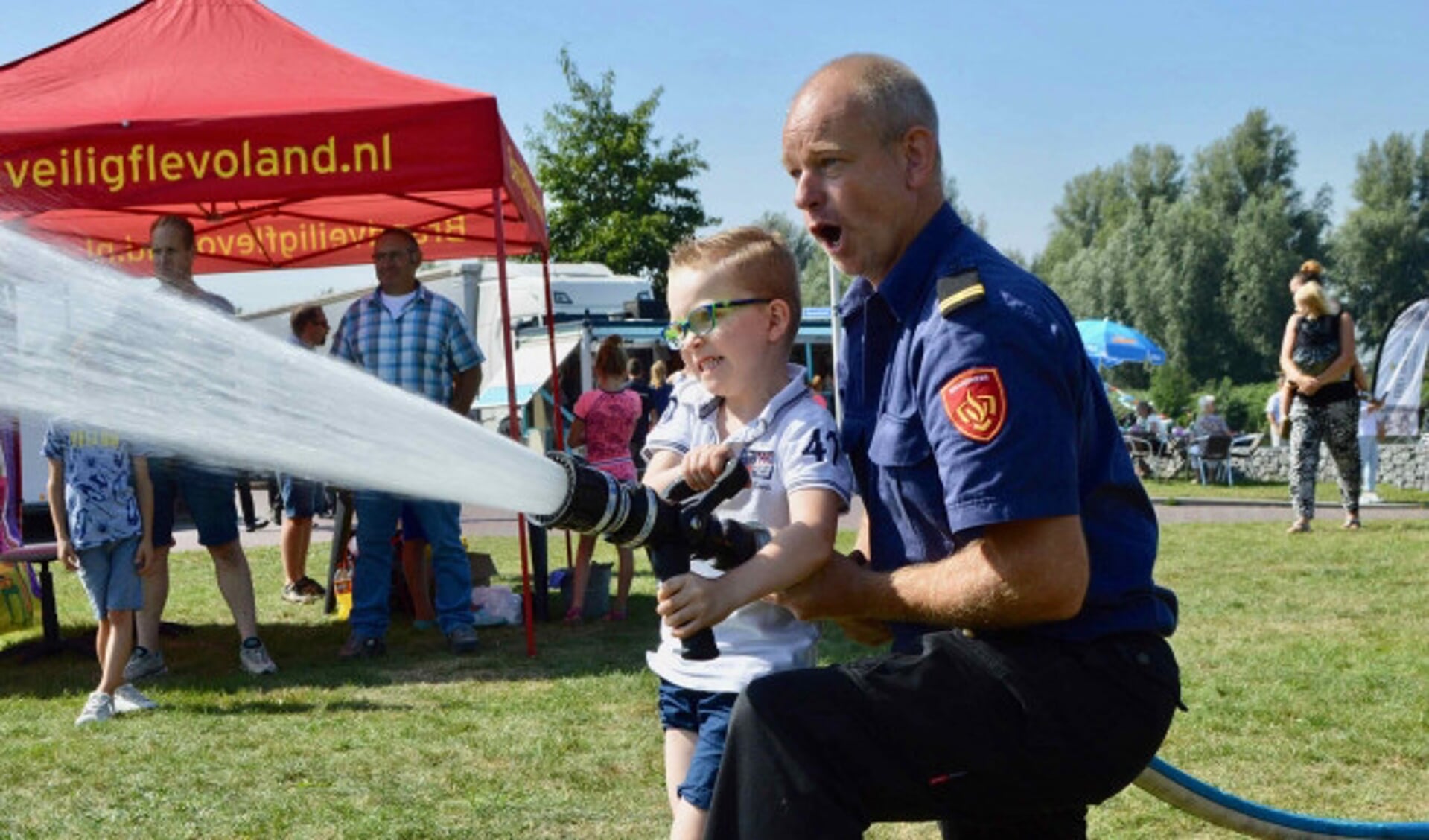  Gjalt Huizinga maakt ook de kinderen enthousiast voor de brandweer.