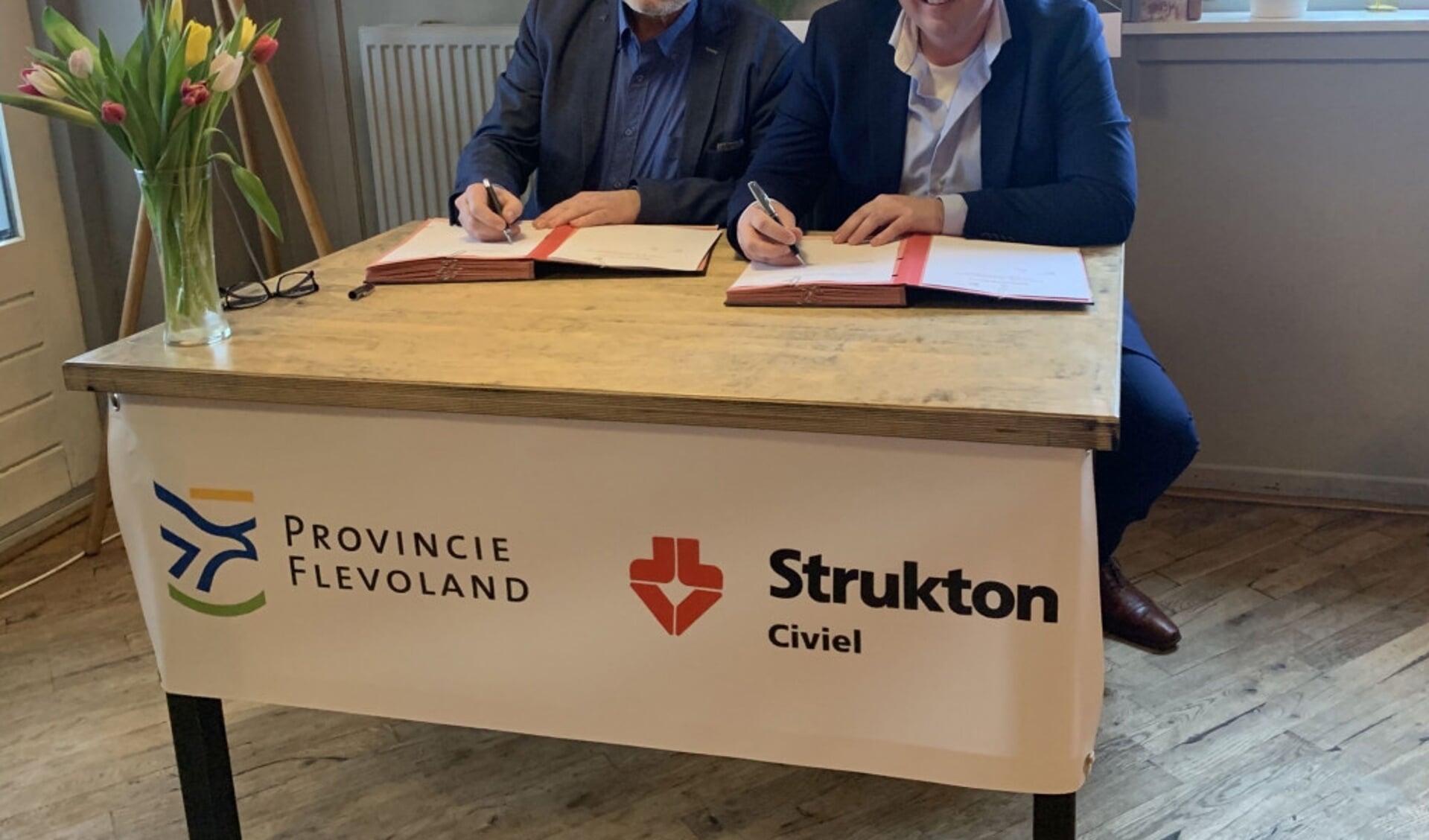  Erik Vervelde (ambtelijk opdrachtgever Provincie Flevoland) en Edwin Oostinga (directeur Strukton Civiel Noord & Oost B.V.) tekenen het contract