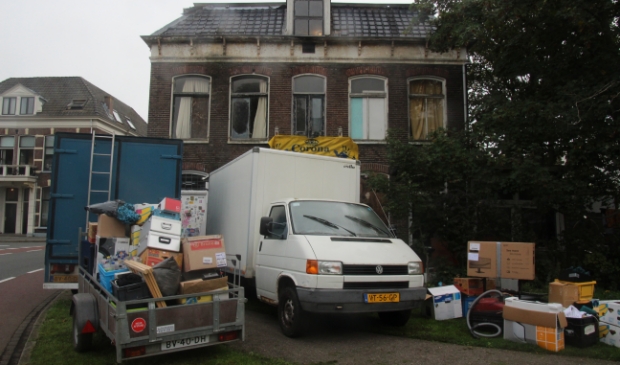 <p>Een deel van de inventaris van de villa is naar buiten gebracht</p>