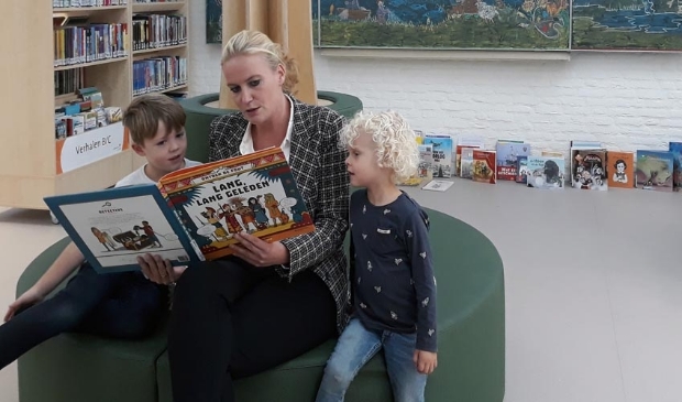Juf Elly leest voor onder de Leesboom van Kindcentrum de Mirt