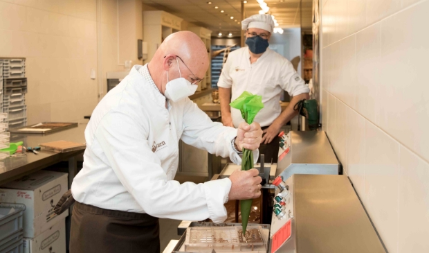 Burgemeester Koelewijn giet het eerste exemplaar van de Kamper reep.