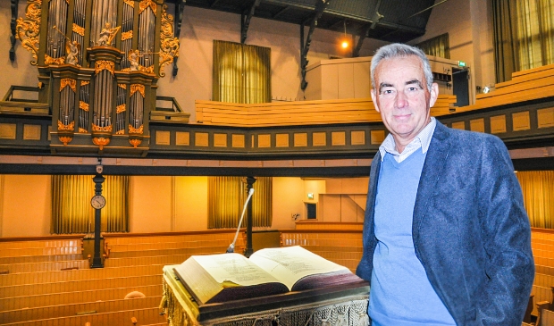 <p>Dominee Arjen van der Spek op de preekstoel in de Gereformeerde kerk van Zwartsluis. Hier staat hij ook vanavond.</p>