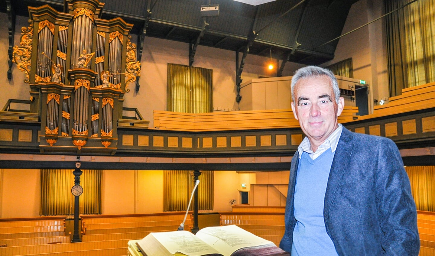 Dominee Arjen van der Spek op de preekstoel in de Gereformeerde kerk van Zwartsluis. Hier staat hij ook vanavond.