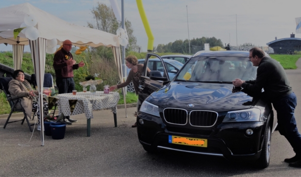Henk en Gerrie nemen de felicitaties in ontvangst van broer en schoonzus