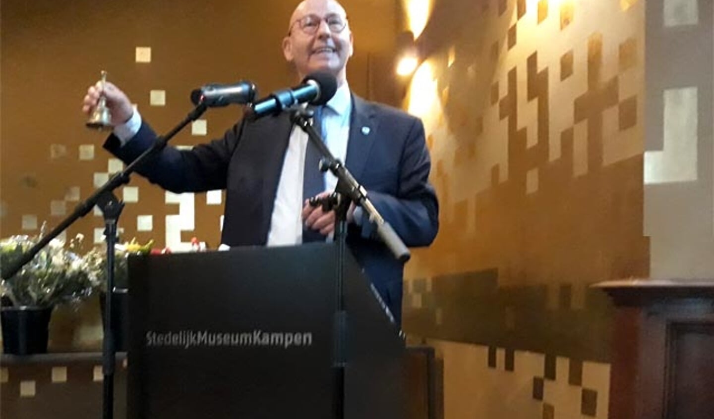Burgemeester Bort Koelewijn luidt de nieuwe expositie 'Oog voor het oor' in.