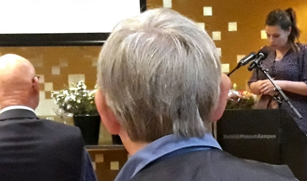 <p>Bort Koelewijn, Jan van Driel en Nynke van der Wal (v.l.n.r.) in de Gouden Zaal.</p>