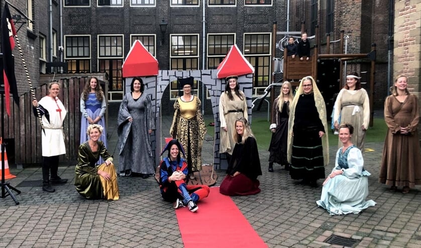 Leerkrachten Mgr. Zwijssenschool trappen Kinderboekenweek af als ridders en jonkvrouwen.