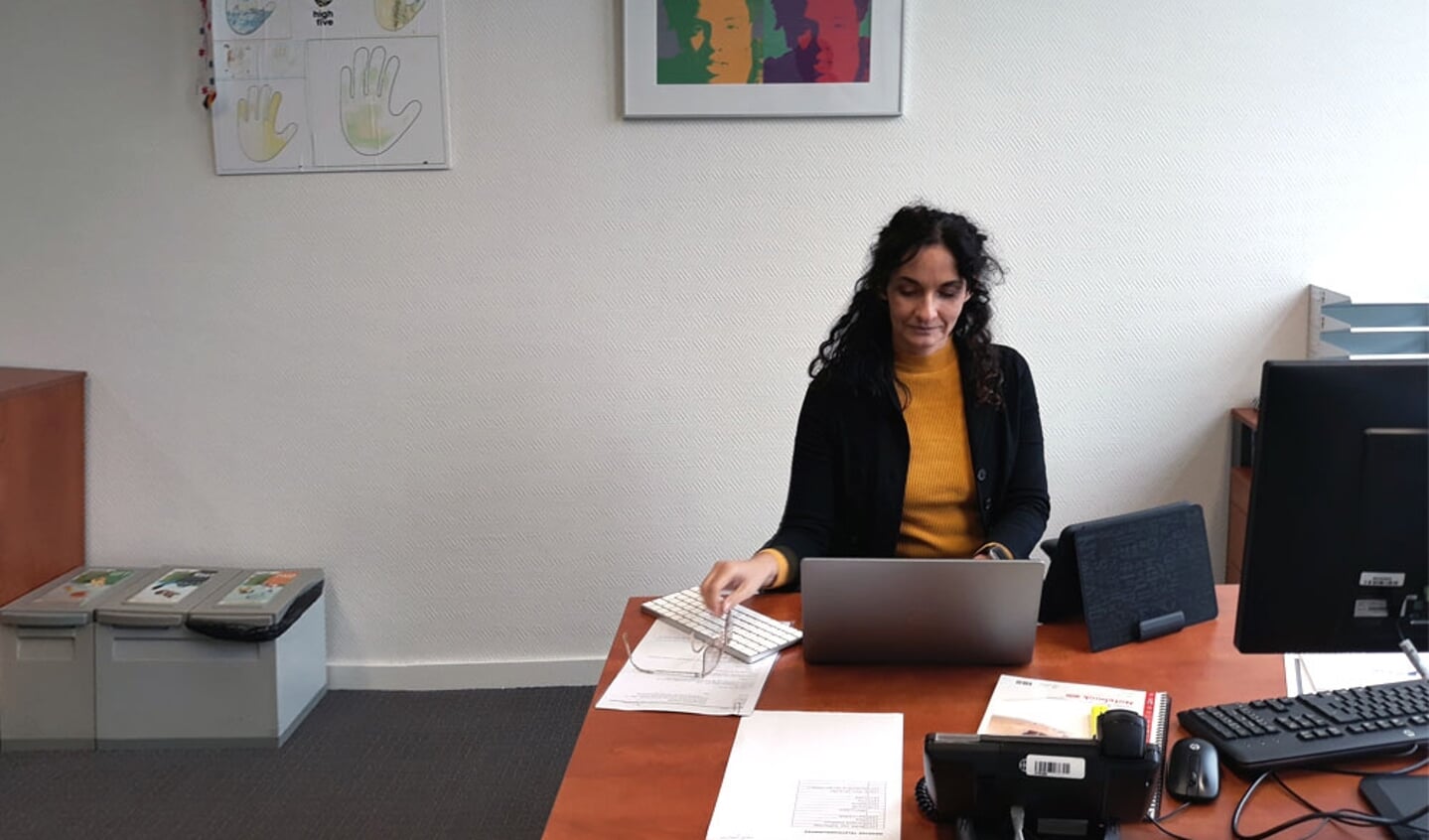 Janita Tabak aan het werk in het gemeentehuis van Hoogeveen.