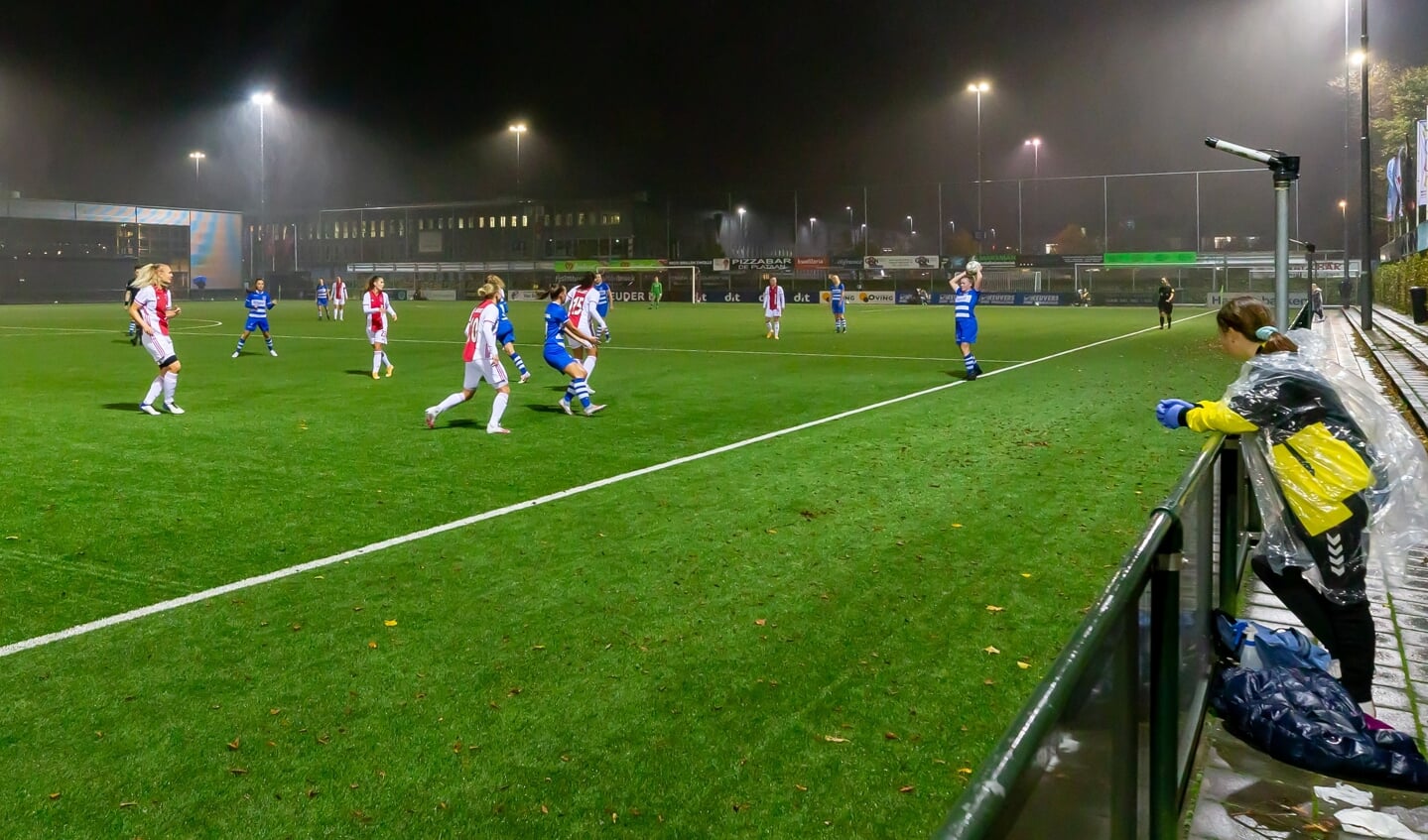PEC Zwolle Vrouwen afgelopen seizoen in actie tegen Ajax op het veld van Be Quick '28.