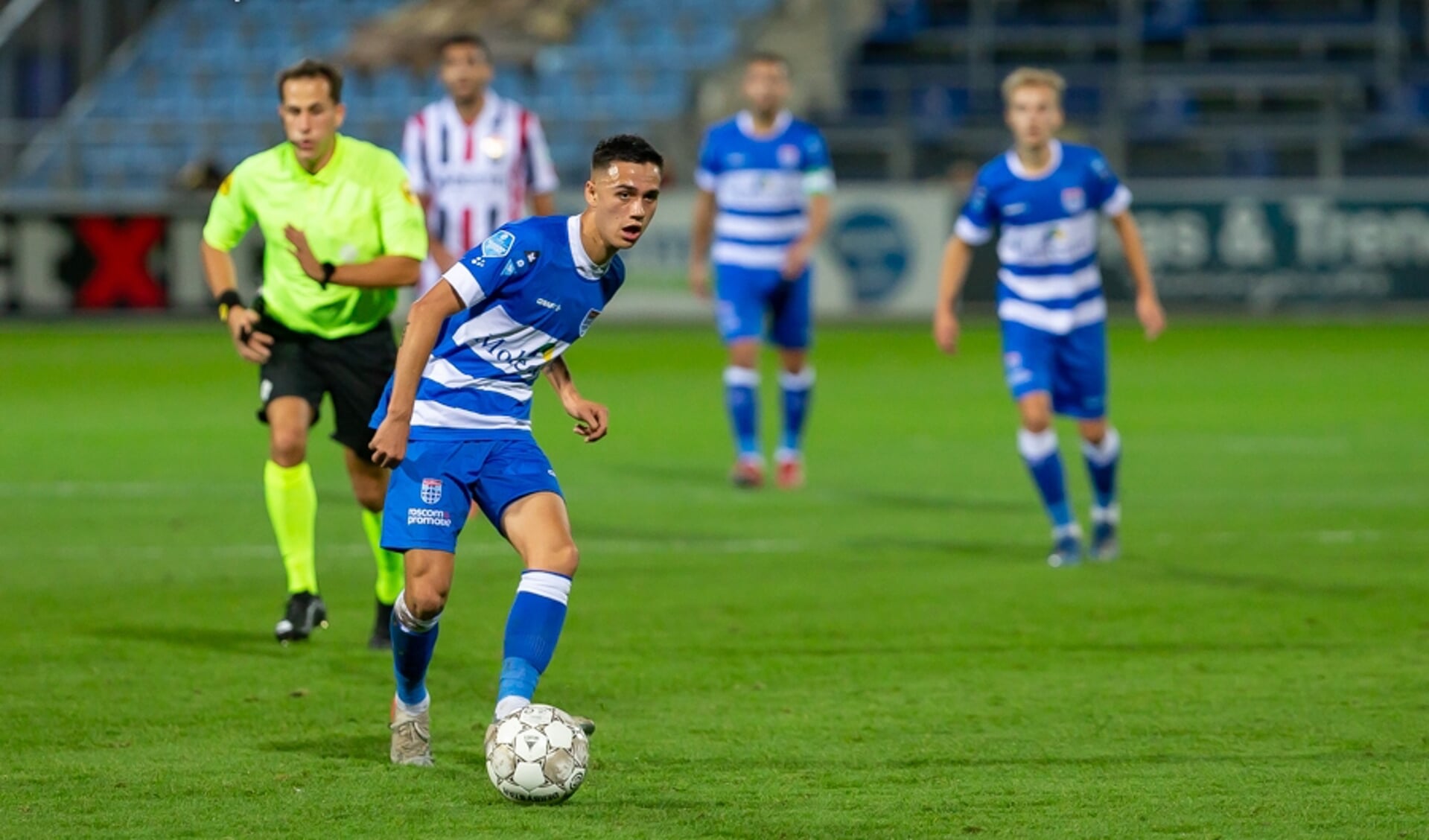 Eliano Reijnders in actie tijdens PEC Zwolle - Willem II.