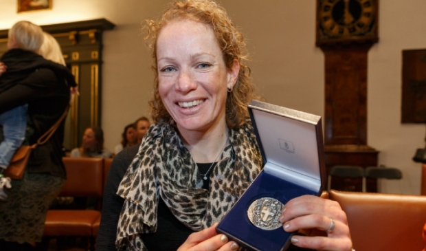 <p>Kirsten Wild met de Erepenning van de gemeente Zwolle. Die kreeg ze in 2018 na drie gouden medailles op de WK baanwielrennen.</p> 