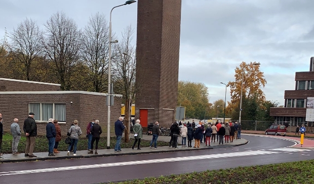<p>In de rij voor een griepprik.</p>