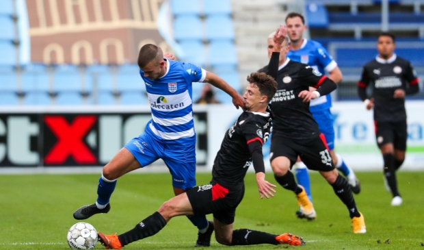 Jesper Drost gaat over het been bij Olivier Boscagli. De middenvelder van PEC mist in de eerste helft een dot van een kans.