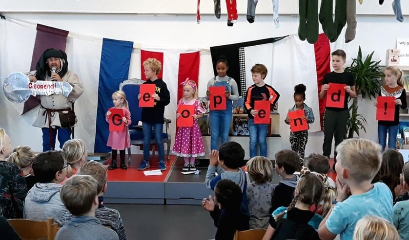 Ridder Dolf plus leerlingen openen nieuwe schoolbibliotheek van 'De Fontein'.