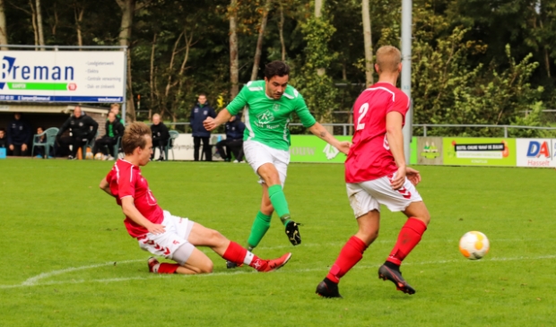 <p>Ceran Lau haalt uit.</p>